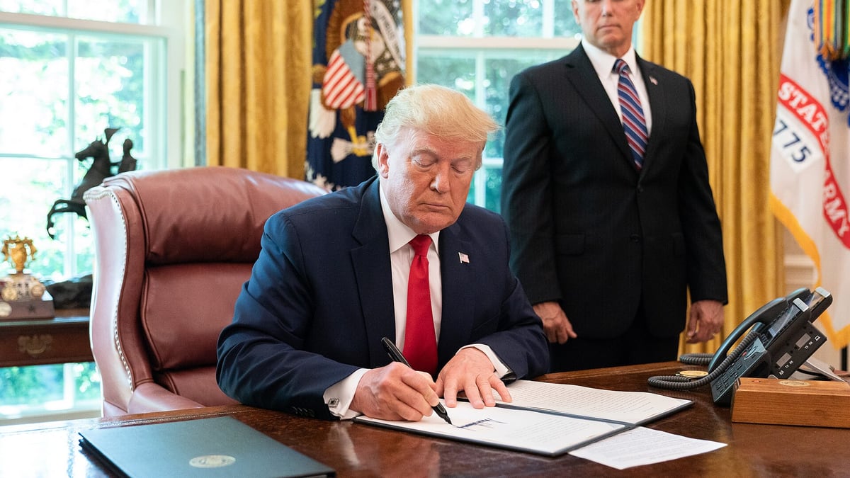 Trump Weighs Resuming Combat as Iran Ceasefire Hangs by Thread