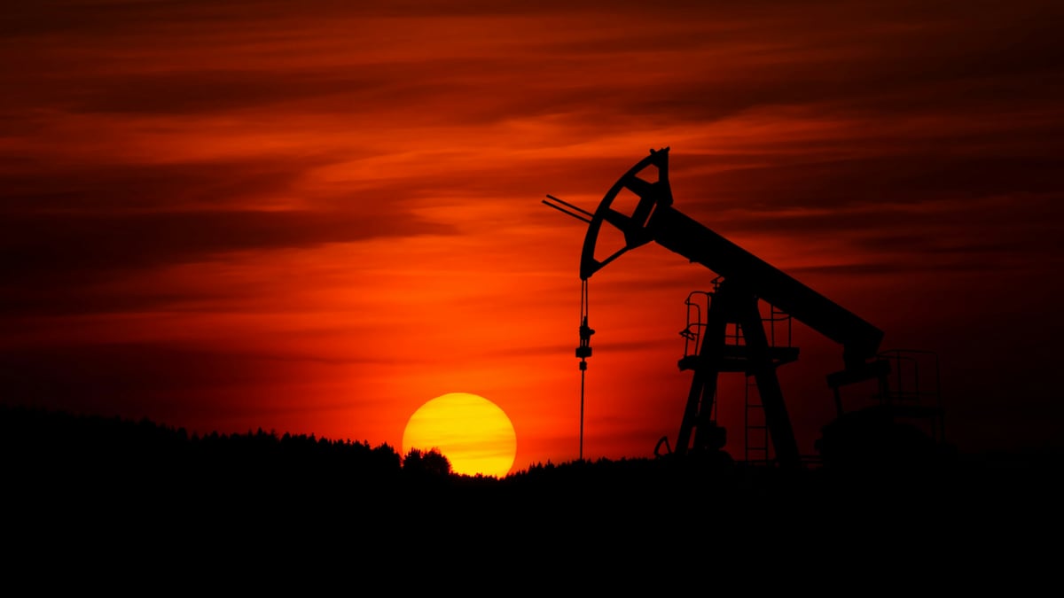 New York Opens at Hour 40: Oil Traders Price an Unverified Halt