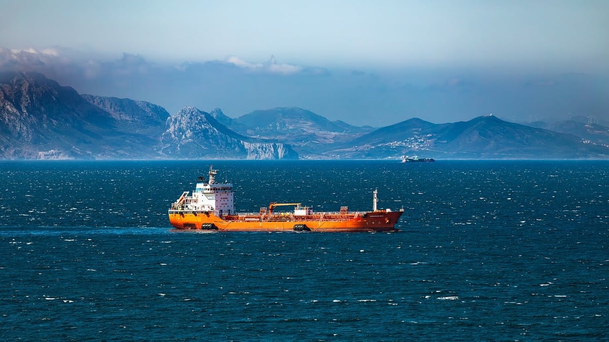 Brent Crude Spikes to $76 After US Revokes Iran Oil Export Waiver