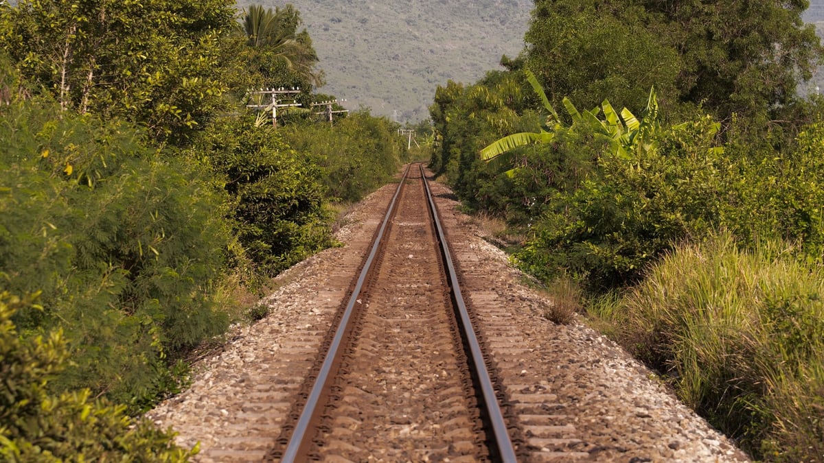 U.S. Strikes Northern Iran Rail Bridge on China-Russia Corridor