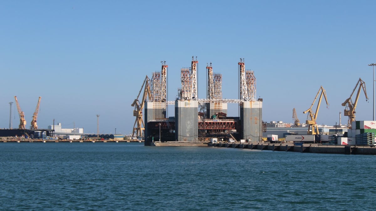 Kyiv Hits Russian Ships Near Crimea as IEA Cuts Oil Output Forecast