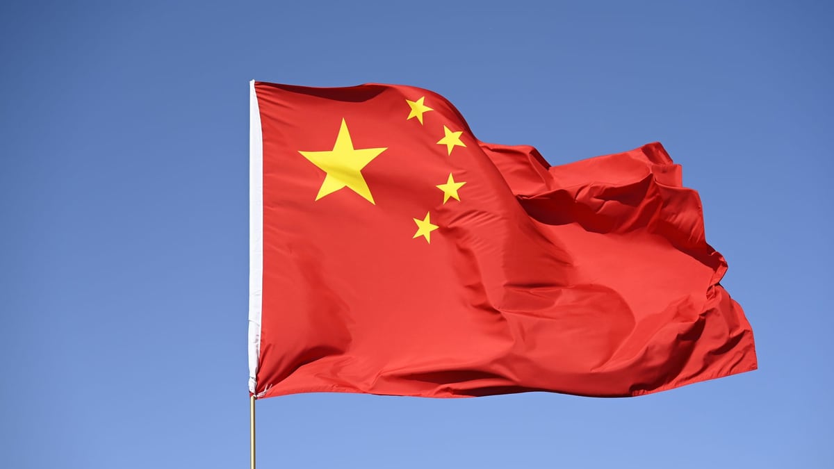 Graham Calls on China to Press Russia; Trump Said to Back Oil Tariffs