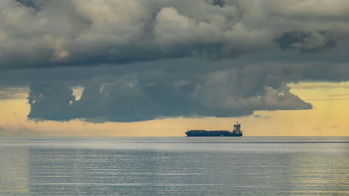 Trump Orders Hormuz Blockade; U.S. Strikes Iran a Third Night