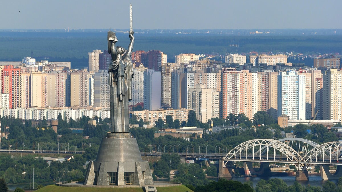 Russia Strikes Kyiv After Putin Vows 'Powerful' Response