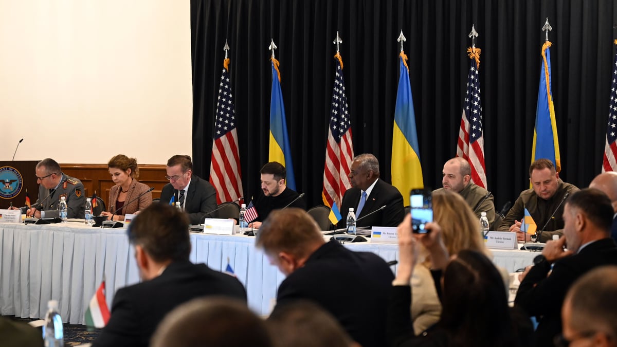 Zelenskyy Moves to Oust Defense Minister as Kyiv Protesters Rally