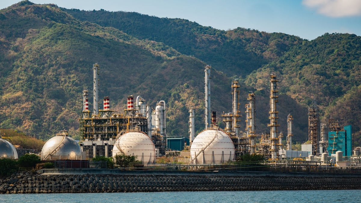China's Oil Output Hits Record High at 216 Million Tons