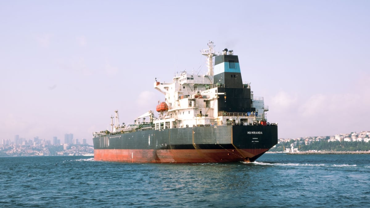 Oil Slides More Than 5% After US Pauses Strikes on Iran