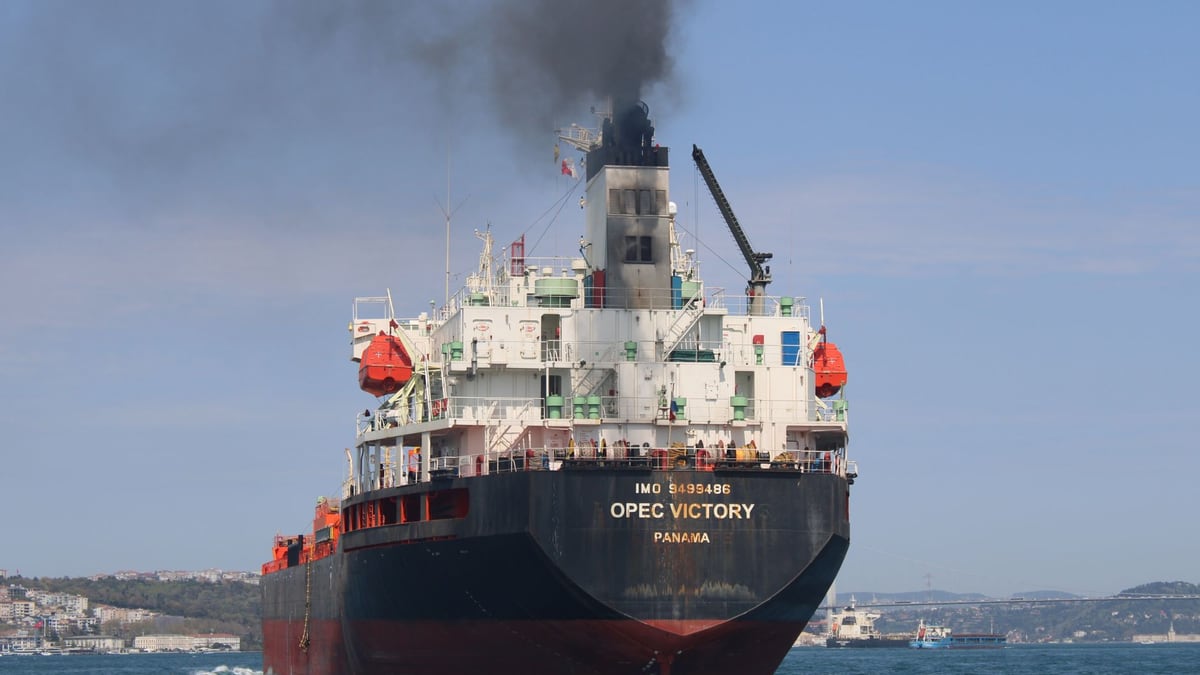 Iran Strikes Two Tankers Under U.S. Escort in Hormuz; Trump Convenes Cabinet