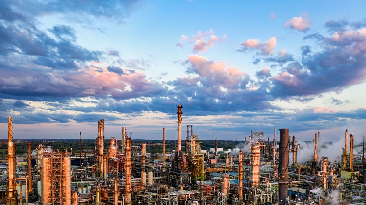 Aramco Jizan Refinery Erupts in Flames; Houthis Claim Drone Strike