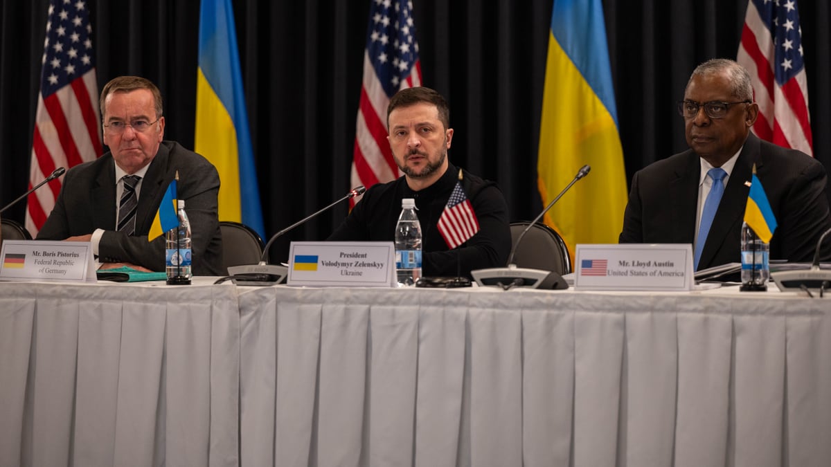 Zelensky Mocks Russia's North Korea Reliance After Strike Kills 10