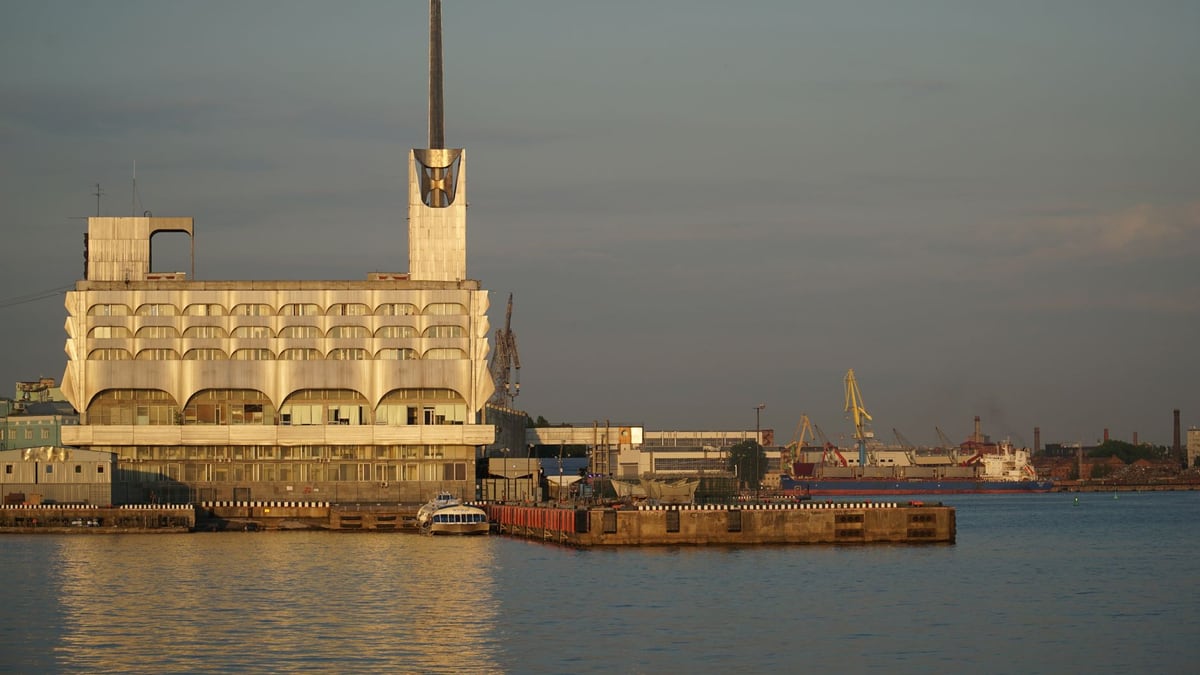 Ukraine Drones Strike Ust-Luga Oil Terminal, Fire Erupts at Baltic Hub