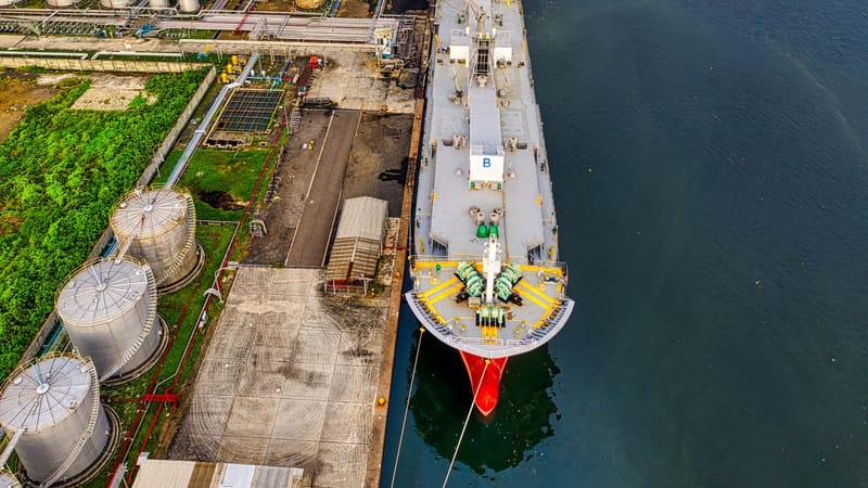 Oil Posts Weekly Gains as US Threatens Indefinite Iran Blockade, Two Ships Attacked in Hormuz