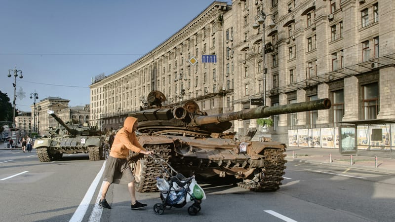 Six Killed, 90 Wounded in Russian Strike on Ukraine Shopping Center