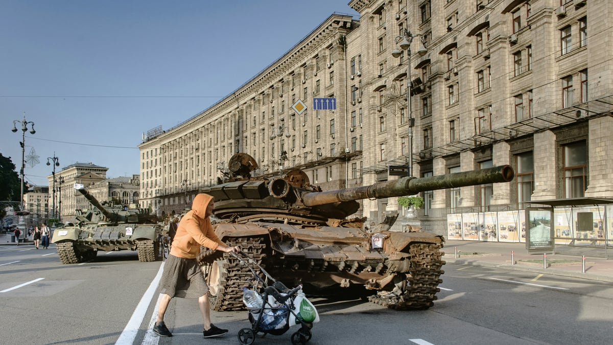 Six Killed, 90 Wounded in Russian Strike on Ukraine Shopping Center