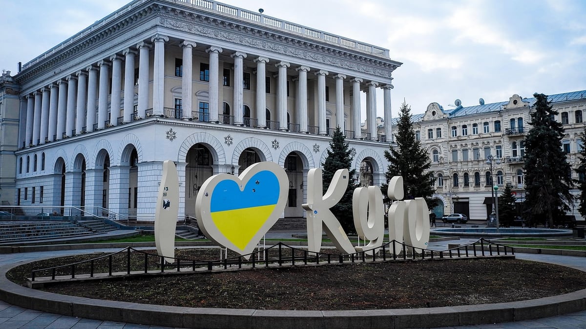 CIA Director Makes Surprise Kyiv Visit as Ukraine Pledges to Hold Fire on Moscow