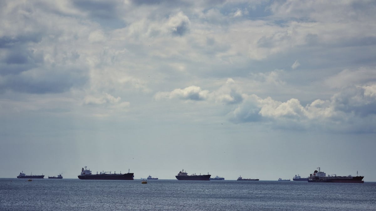 Iran Warns of Military Ship Ban in Hormuz Under Potential Oman Deal