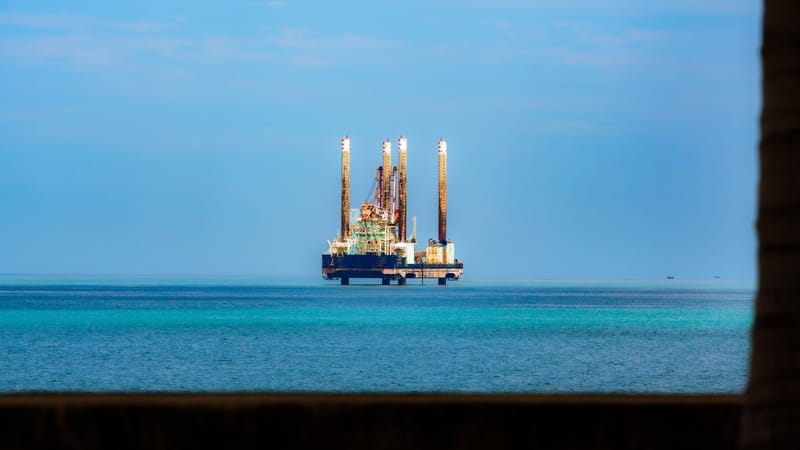 Oil Prices Fall as Iran and Oman Weigh Temporary Hormuz Deal