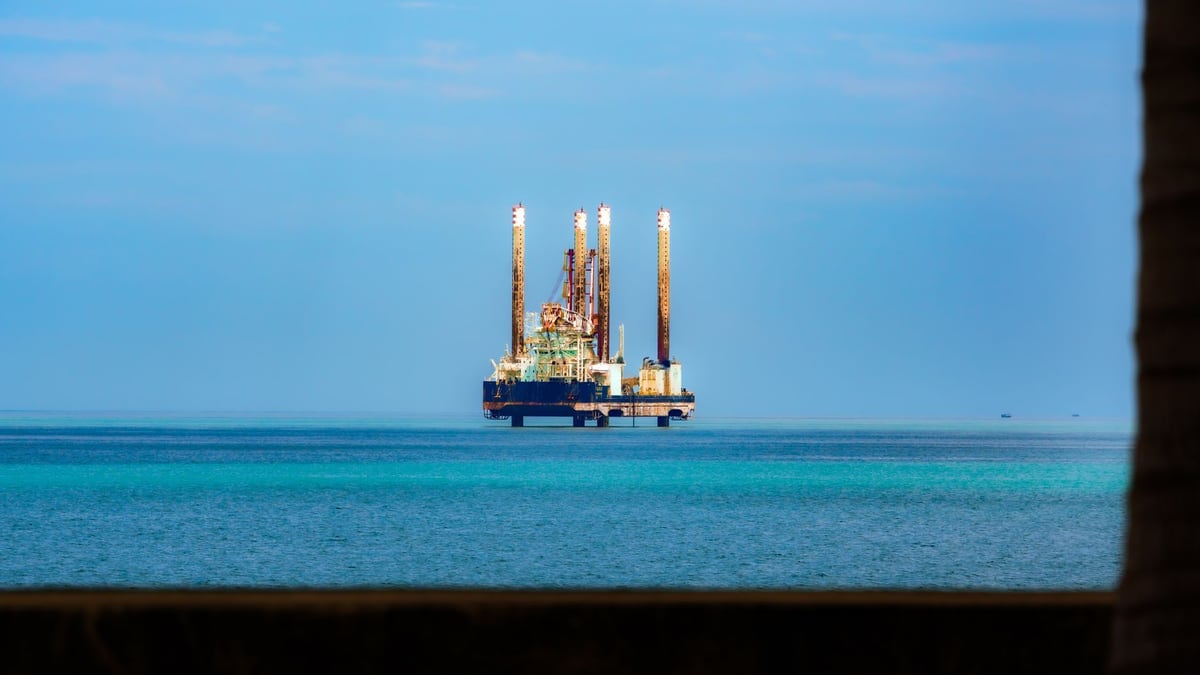 Oil Prices Fall as Iran and Oman Weigh Temporary Hormuz Deal