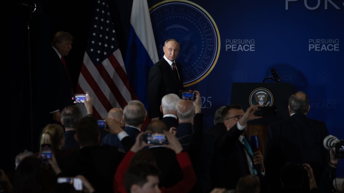 Putin Warns of 'Blowback' as Russia Threatens UK Over British Missiles