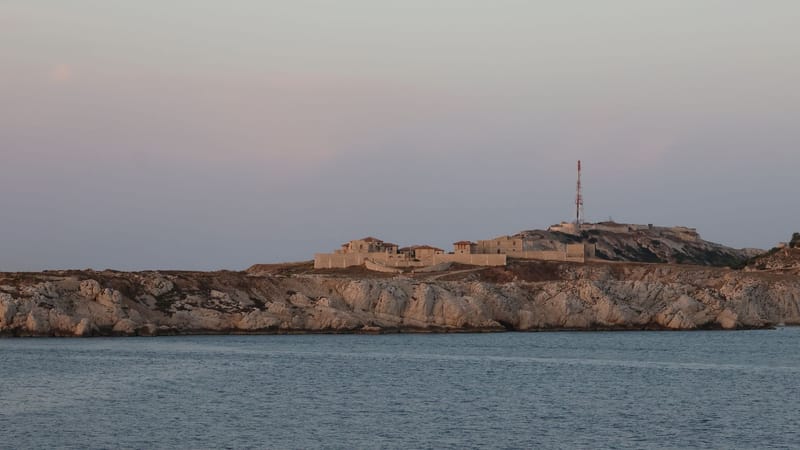 US Forces Strike Two IRGC Launchers on Iran's Larak Island