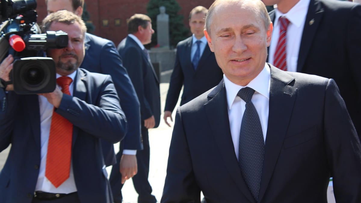 Putin Calls Zelenskyy a Terrorist as Strikes Hit Both Countries