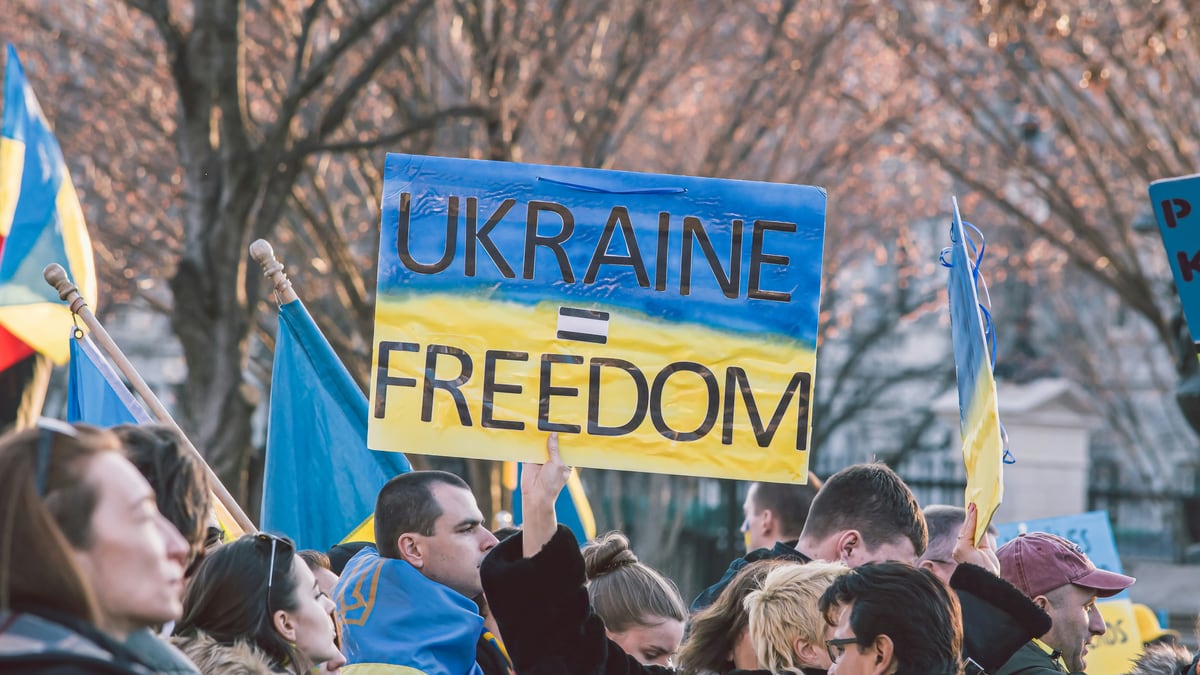 Moscow Violates Ukraine Air Truce as Trump Peace Envoys Head Abroad