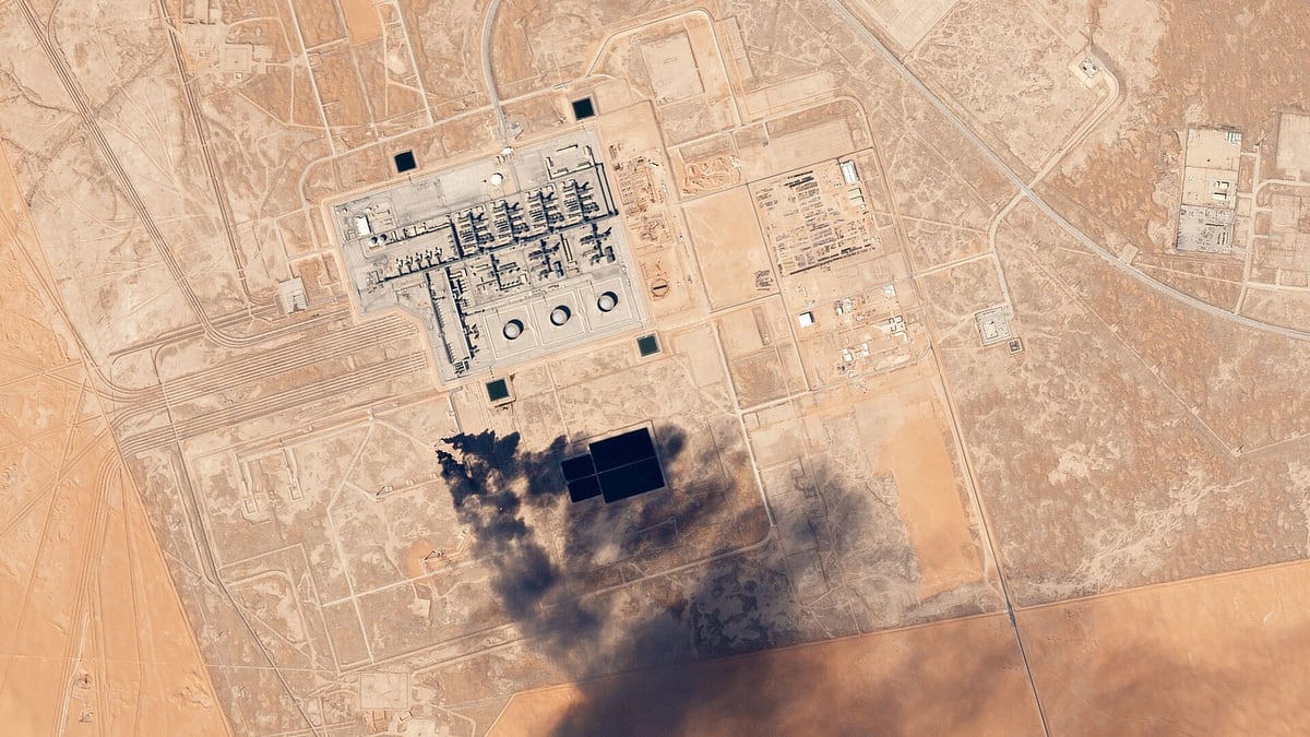Oil Surges 2% After New Strikes on Saudi Arabia, Strait of Hormuz