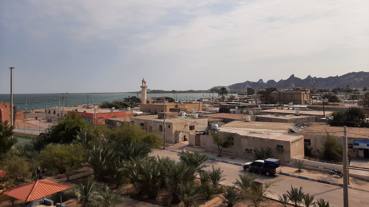 Araghchi Ties Hormuz to Expired Ceasefire as Oman Mediation Stalls