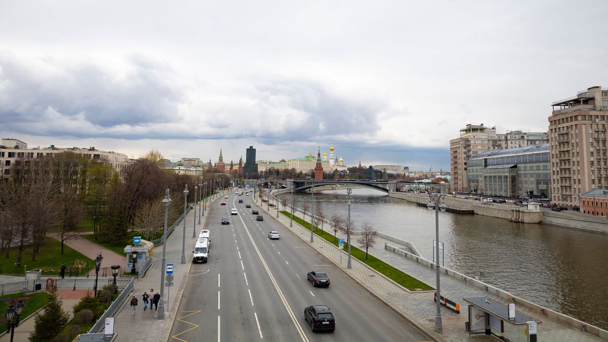 Kremlin Vows Response as Ukraine Drone Strikes Hit During Russian Vote