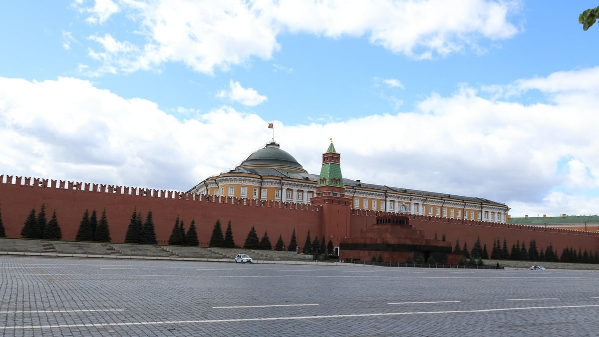 Kremlin Aide: Neither Leader Wanted to Hang Up First on Call