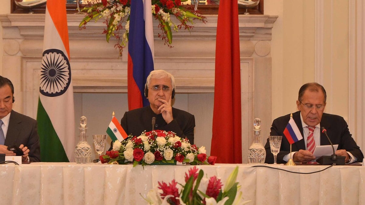 Lavrov, Wang Discuss Ukraine, Iran Cooperation at Asia Security Forum