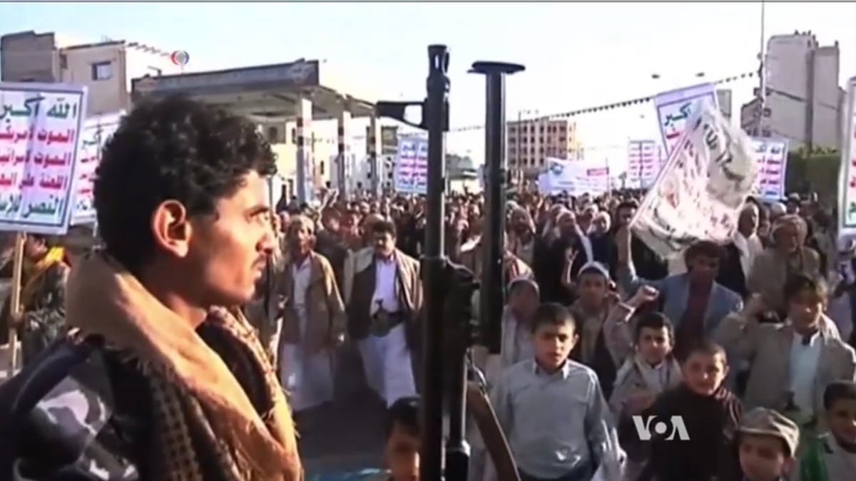 Houthis Strike Yemeni Presidential Palace in Aden, Killing at Least 4